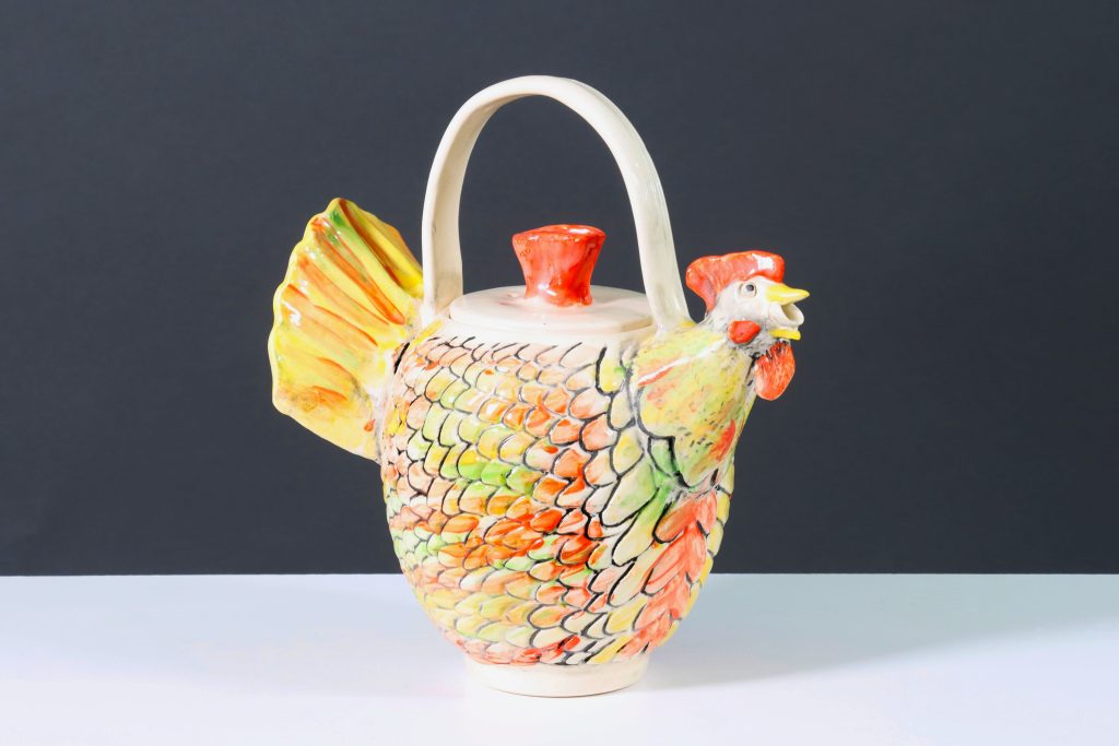 Teapot resembling a chicken